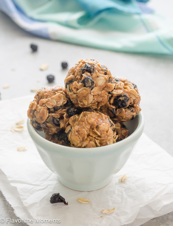 Blueberry Almond Chia Energy Bites are 5 ingredient energy bites that are gluten-free, vegan, and absolutely addicting! @FlavortheMoment