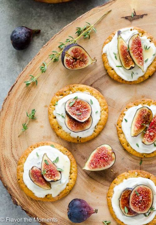 Honey Thyme Whipped Goat Cheese and Fig Bites are an elegant 5-ingredient appetizer that are perfect for entertaining! @FlavortheMoment
