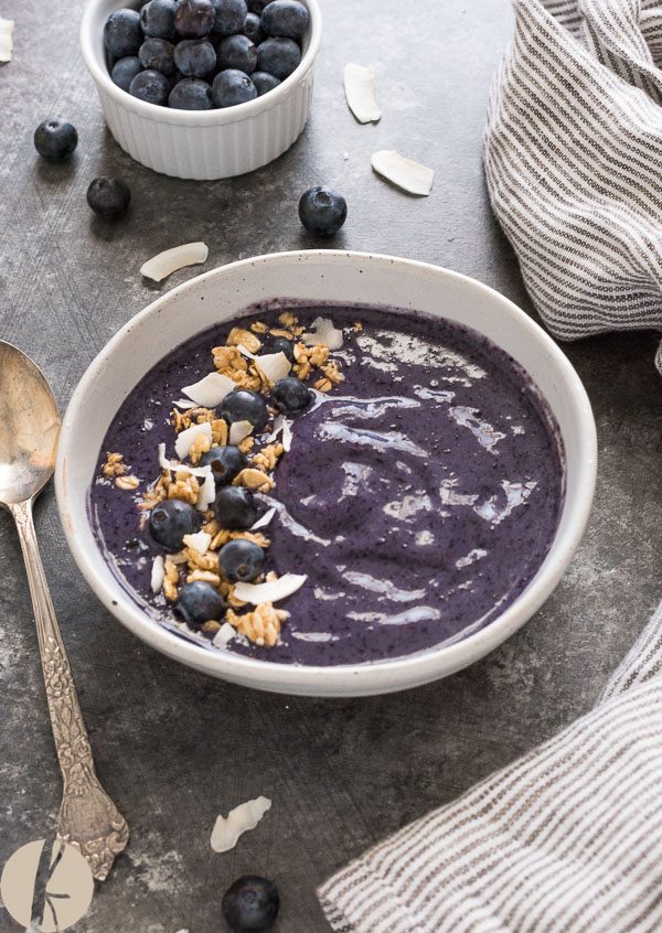 smoothie bowl front view with spoon on the side
