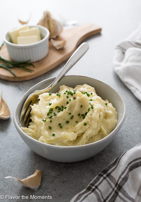 Bowl of Instant Pot mashed potatoes topped with chives