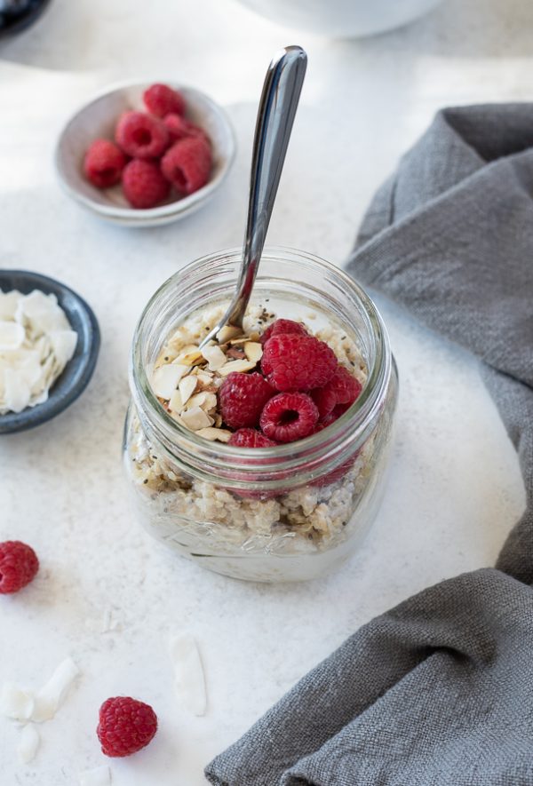 vanilla almond raspberry quinoa oatmeal breakfast bowls in meal prep jar