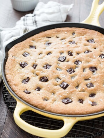 Skillet cookie with chocolate chunks and sea salt