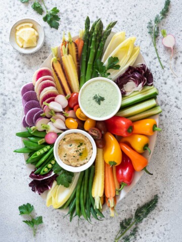 Crudites platter with hummus and dip