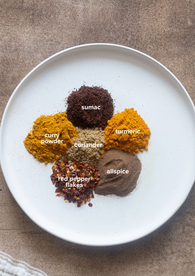 6 spices for occasional use, labelled on a plate.