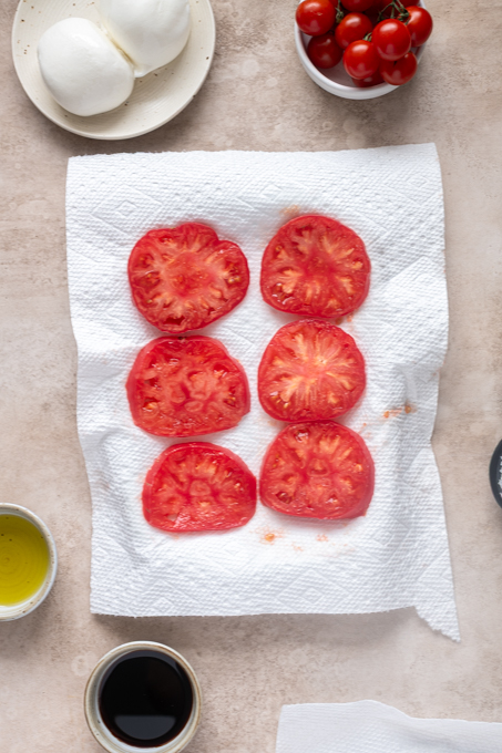 Sliced heirloom tomatoes on paper towels.