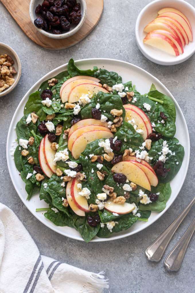 Salad with spinach and apples.